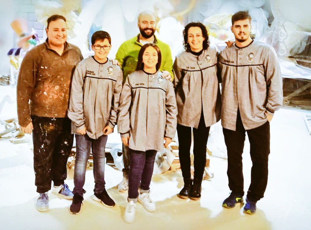 FallaCambro's tweet photo. Aquests bonics somriures de felicitat s'han produït en veure la meravellosa falla infantil que Miguel Ángel Rollo i José María Baixauli, els nostres artistes infantils, ens han ensenyat i explicat esta vesprada quan els hem visitat al seu taller a Catarroja.
#fallainfantil https://t.co/KthY822oAv