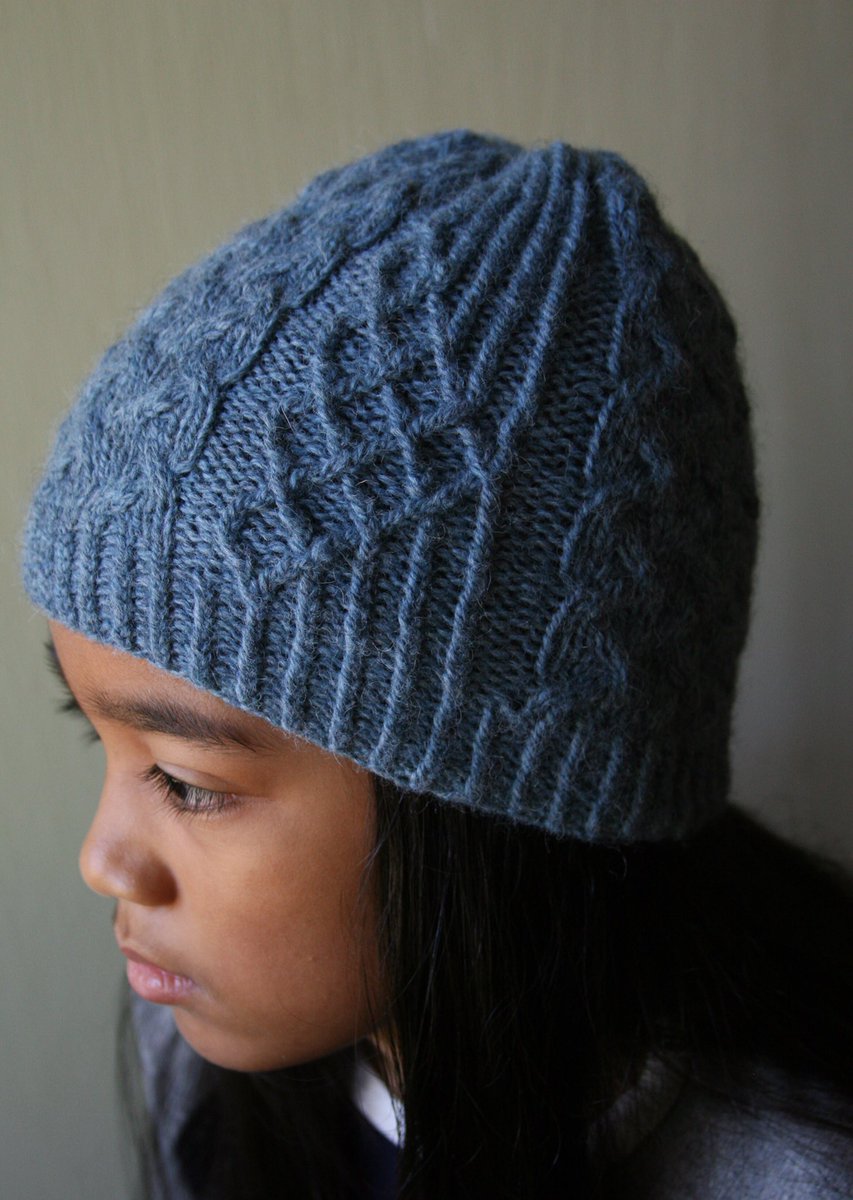 Here’s another gorgeous cable hat design to tempt you from our Yarn Support Programme! UMI by Maiko Hikosaka calls for just one skein of The Fibre Co. Lore and is seen here in the colour way Calm. Save 20% today - no code necessary. ravelry.com/patterns/libra…