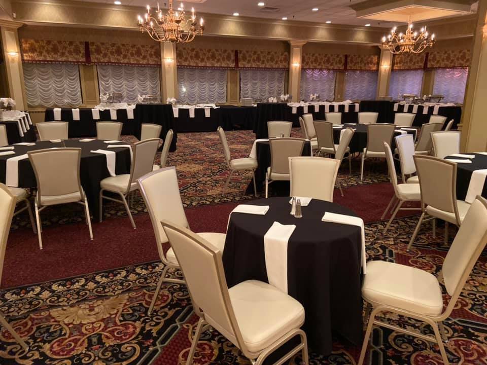GrassyHillCC's tweet photo. It was a special evening with fabulous food and exceptional music. United Way of Milford’s “Dueling Pianos” was a HIT🎹! https://t.co/yQ7Cg9UrsP