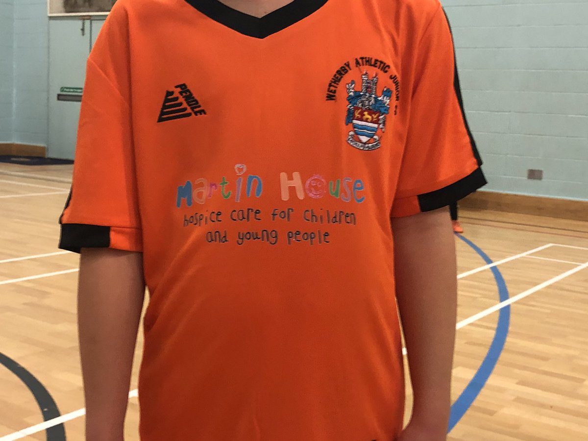 We had a VIP visitor at training tonight as Marty Bear from Martin House came down to say hello to our U9s in their fab new kits. 

Our U7s were also very excited to get involved as well.