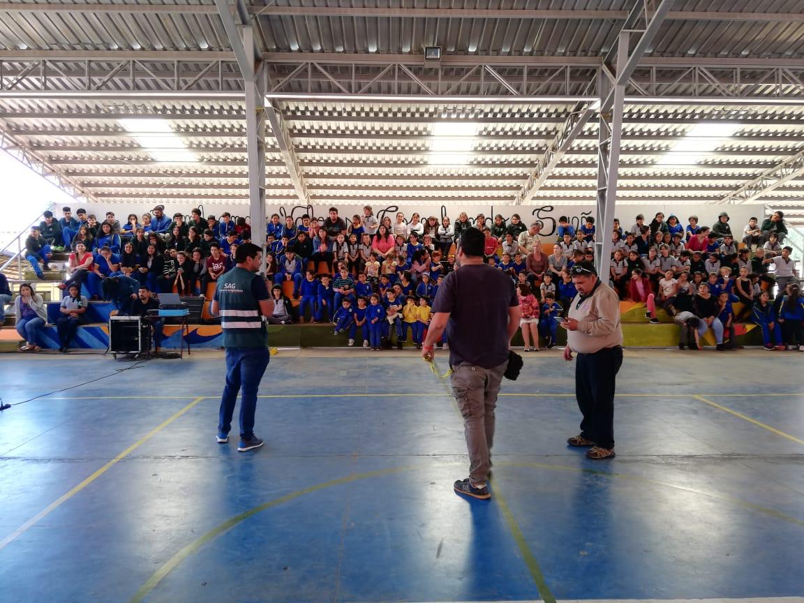 sagchile's tweet photo. Cuidar nuestra fauna silvestre protegida es tarea de todos/as y los funcionarios de @sagchile #Cauquenes lo saben; por ello realizan actividad de difusión en el colegio de #Chovellen en la comuna de #Pelluhue para crear conciencia en los más pequeños. https://t.co/bjTjIWA30O