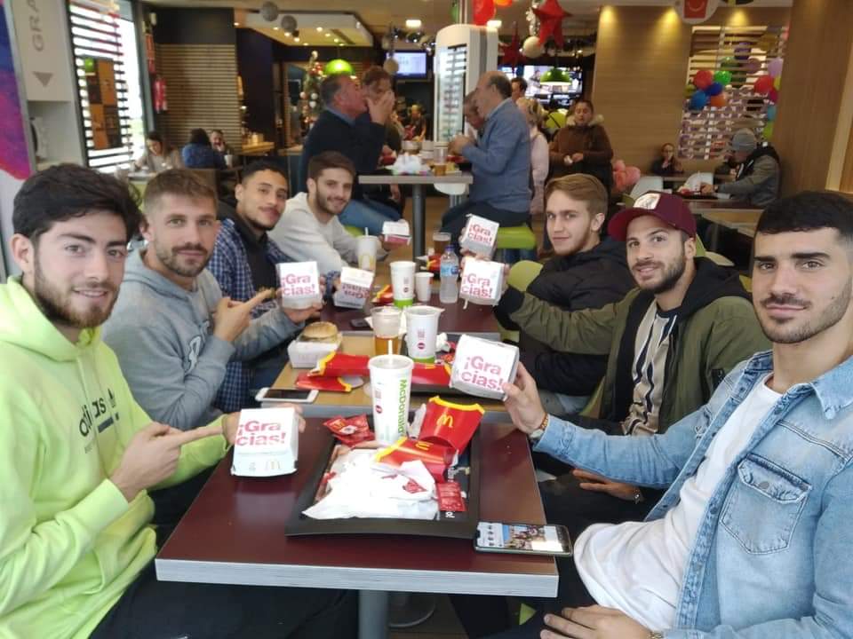 UDLosBarrios_es's tweet photo. 🤗Miembros de la plantilla de jugadores y directiva acudieron a colaborar con el Mc Happy Day al restaurante barreño🔰💪⚽
🤗Los jugadores gualdiverdes y varios directivos acudieron a la llamada solidaria de la fundación Ronald Mc Donalds🔰💪⚽
#UnionSolidaria https://t.co/QcwgjDqDjy