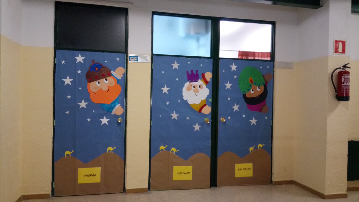 cpblasdeotero's tweet photo. Gracias a las familias del @AmpaOtero los rincones del cole ya se preparan para la Navidad. Reutilizan las decoraciones del curso pasado y así se gasta poco papel. #familiasquecolaboran https://t.co/ftaOzcInLW