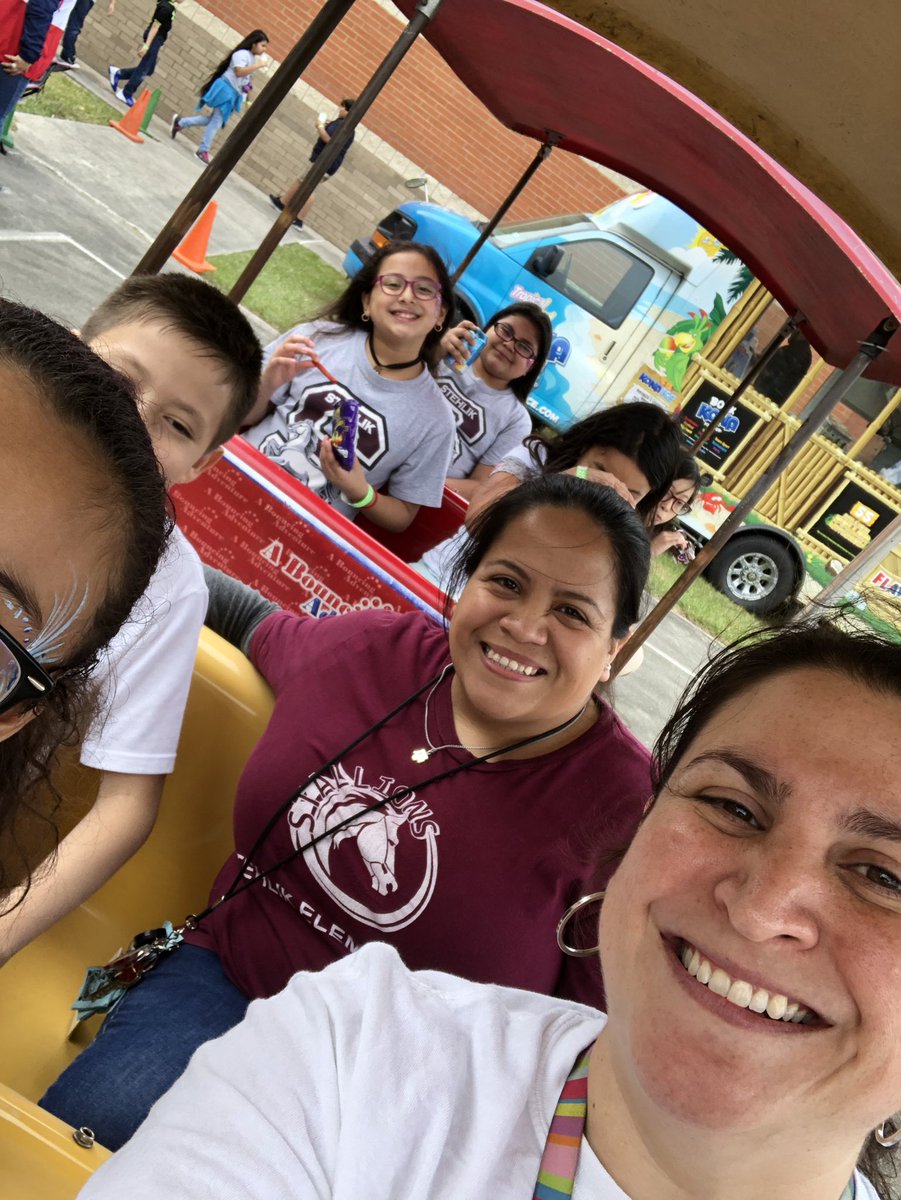 Students and teachers enjoying the Fall Carnival @StehlikStallion <a href="/Miss_MMunoz/">Maria Munoz</a>
