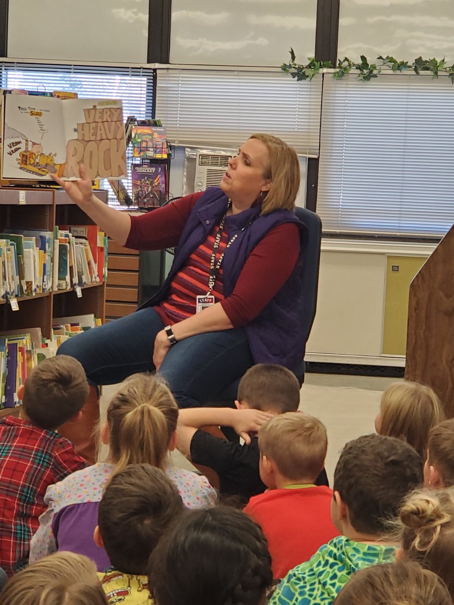 iwes2a's tweet photo. Guest readers in the library this afternoon! #iwesraiders #frn19 https://t.co/fu3PMYLT05