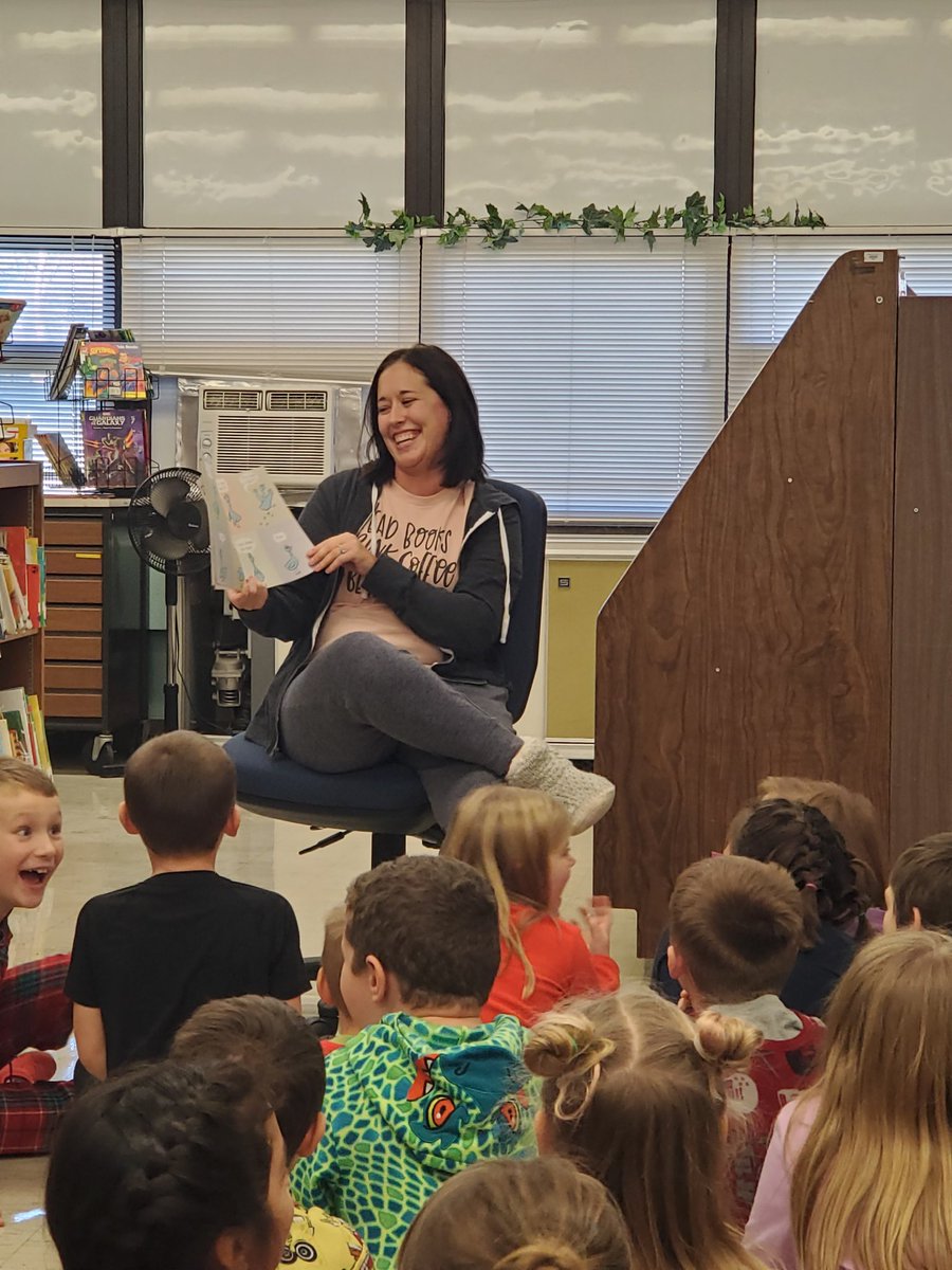 iwes2a's tweet photo. Guest readers in the library this afternoon! #iwesraiders #frn19 https://t.co/fu3PMYLT05