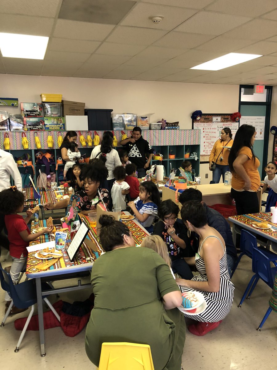 A_Stevenson3's tweet photo. Ms. Sanchez’s Dual Language class is celebrating their IB unit with a project showcase! 🤗 @MemorialElm @mtgarcia2010 @quel_joel @EdgarAC2020 @csanche9kinder https://t.co/HmlYGQtTaj