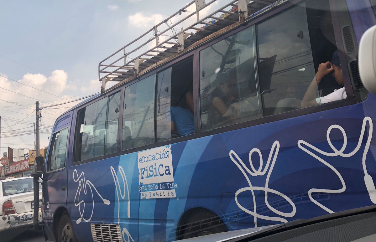 guate1972's tweet photo. @amilcarmontejo @DTransitoPNC bus con más de 40 niños, sobrecargando el vehículo y exponiendo a estos inocentes que no saben del riesgo en caso un accidente https://t.co/CGbytsYzRI