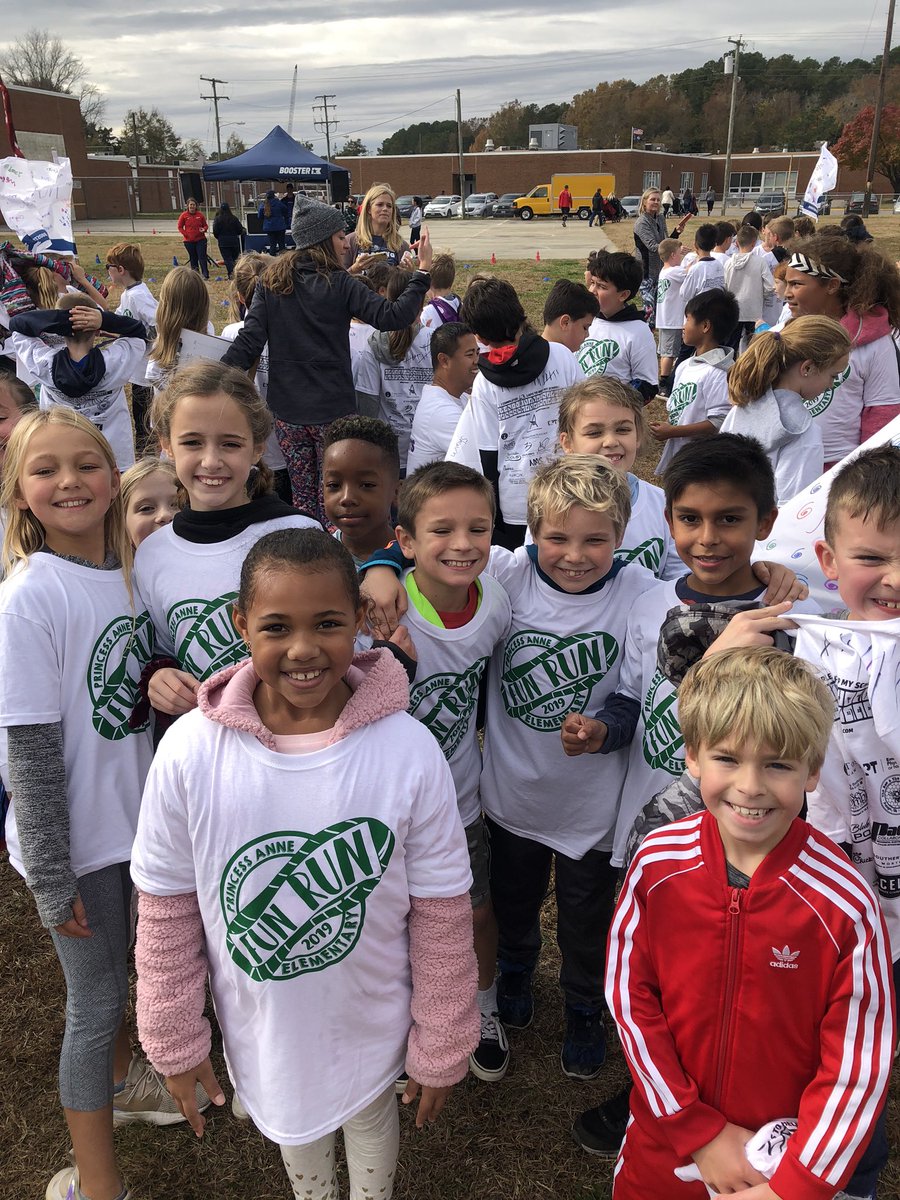 HowlinMarina's tweet photo. We had a blast at our 1st #FUNRUN @paeseagulls #paesseagulls https://t.co/x1JtFG5y2B