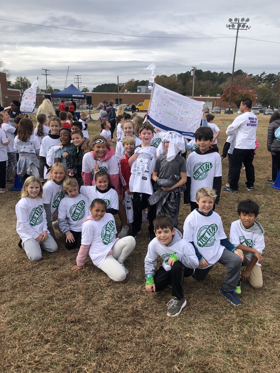 HowlinMarina's tweet photo. We had a blast at our 1st #FUNRUN @paeseagulls #paesseagulls https://t.co/x1JtFG5y2B