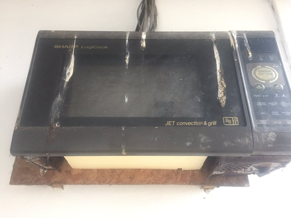 mgmelectrical's tweet photo. ‘Aye the consumer unit is in the microwave’ 😳 #sparkslife https://t.co/DURTkOtdrj