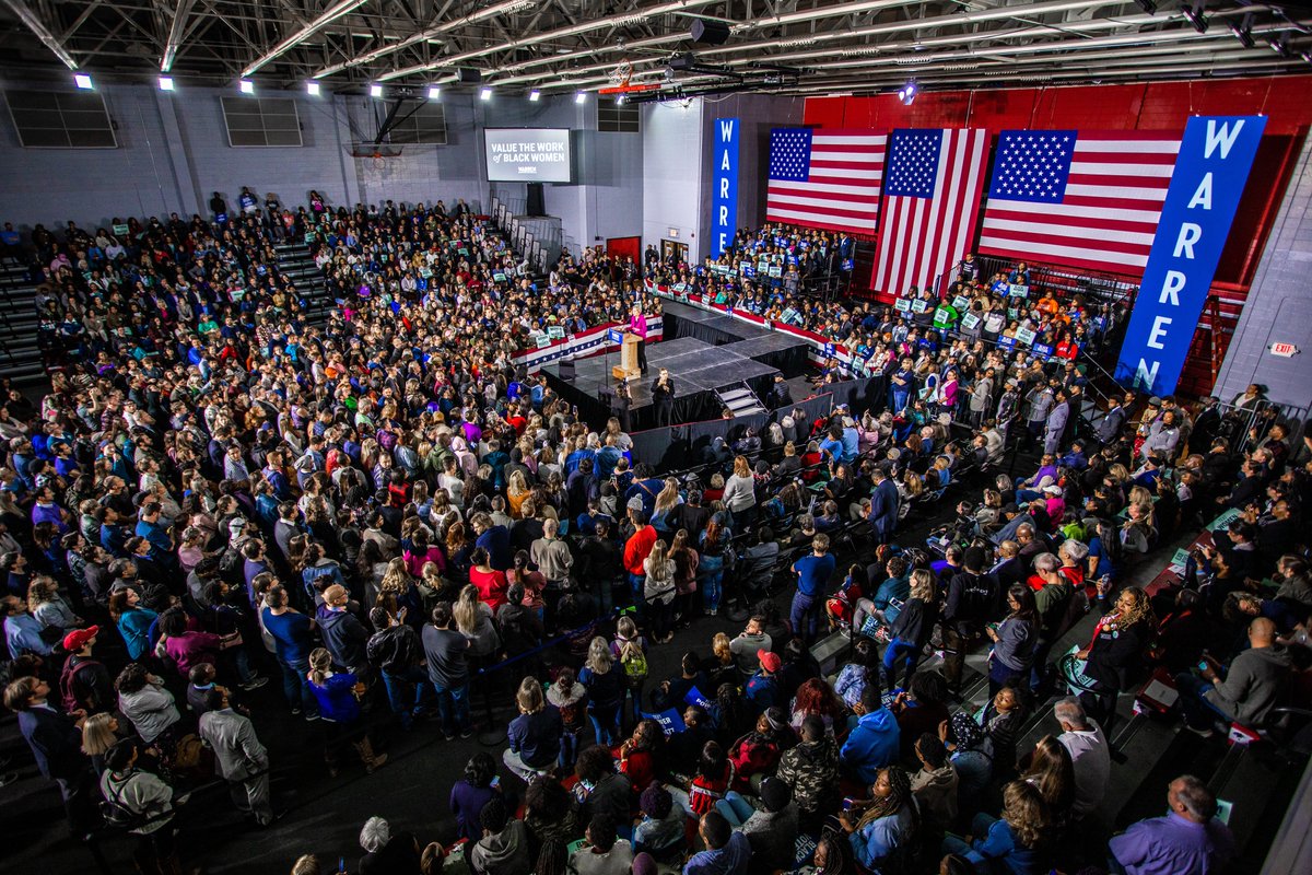 Clark Atlanta University crowd cheers for Elizabeth Warren.