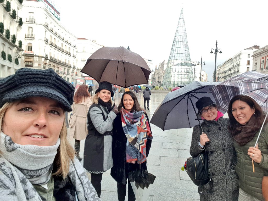 Hoy me quedo con esta foto.  Reencuentro con <a href="/anamartin/">Ana Martín</a> y reunión con <a href="/IMelgarejo83/">Irene Melgarejo</a>, <a href="/imengual2012/">Isabel Mengual</a> y Patricia Gutiérrez para hablar sobre TIC Y FORMACION en el Congreso Cidico. ¡Pero el paseo por el centro de Madrid era obligado!