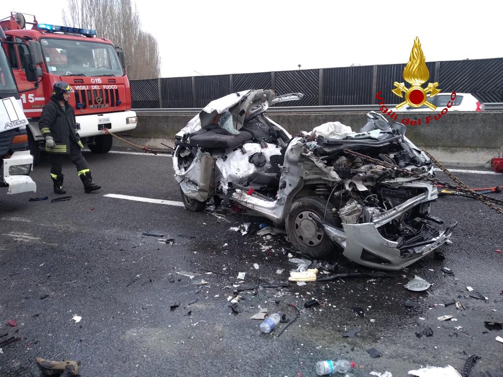 vvfveneto's tweet photo. #22novembre #Padova #A13 km 116, auto rimane schiacciata tra due mezzi pesanti: muore la conducente. Soccorsi #vigilidelfuoco @SUEM_Veneto @poliziadistato https://t.co/CdidLnpN4c