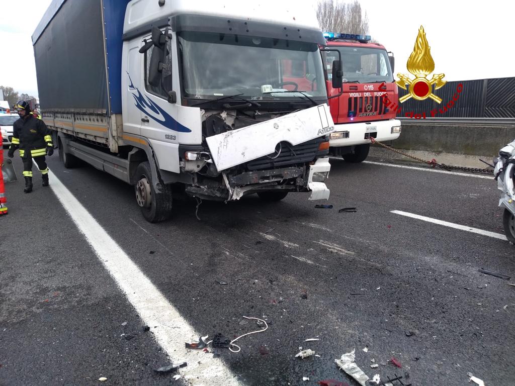 vvfveneto's tweet photo. #22novembre #Padova #A13 km 116, auto rimane schiacciata tra due mezzi pesanti: muore la conducente. Soccorsi #vigilidelfuoco @SUEM_Veneto @poliziadistato https://t.co/CdidLnpN4c