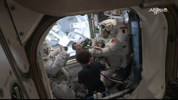 Elena89388055's tweet photo. 20.15
@AstroDrewMorgan @astro_luca tornano all'interno della ISS.
#Spacewalk #EVA60 https://t.co/TMka1nEuh5