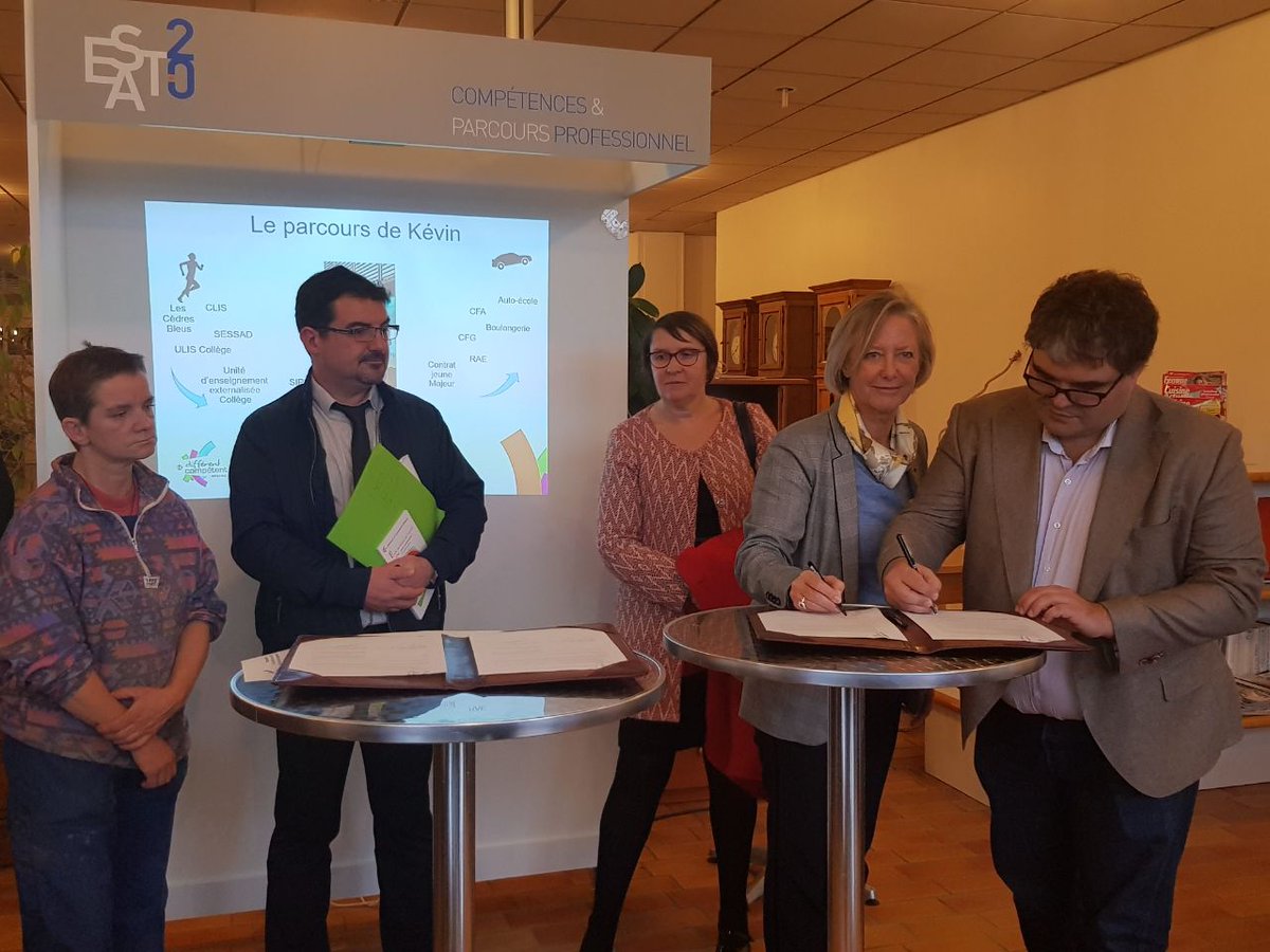 nicoelleouet's tweet photo. Echanges entre @s_cluzel et @DiffEtComp lors de la visite de L'ESAT les Ateliers de la Mabilais :
➡️Reconnaissance des Acquis de l’Expérience des travailleurs salariés en situation de #handicap 👉RAE
➡️Inclusion et autonomie par le numérique 
#competenceday #APHLePommeret https://t.co/Jvv8S6i4iL