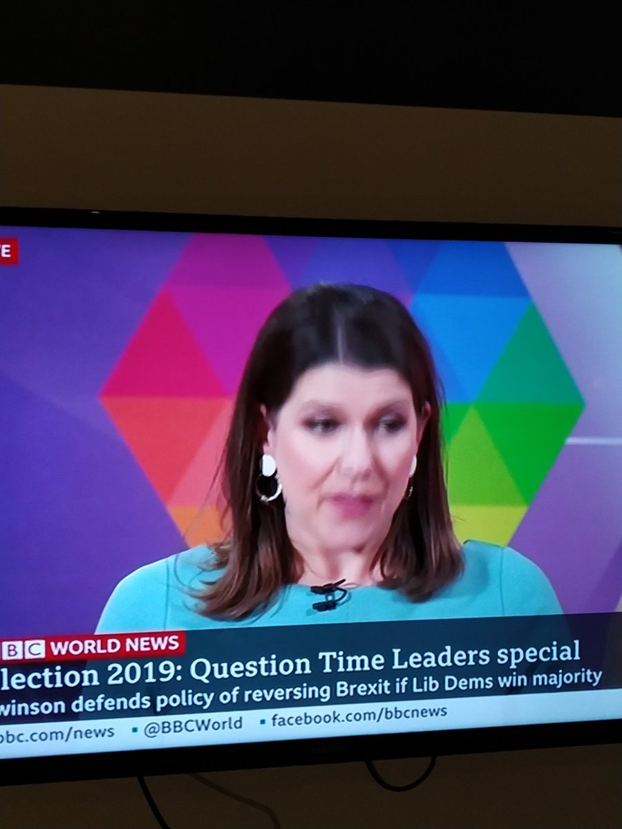 Brexit işiyle bayağı dalga geçsek de İngiltere demokrasisi başka birşey galiba. BBC'de program var. Seçim öncesi liderler sahneye çıkıyor halktan konuklar çatır çatır sorularını soruyor. Kavga yok agresiflik yok.