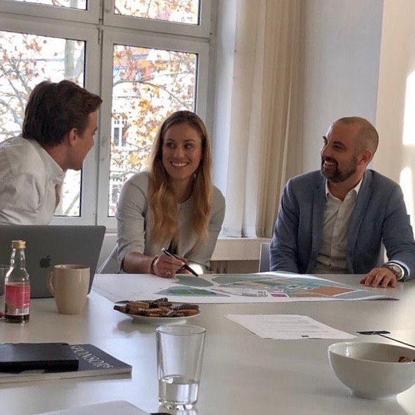 ArmandoSoave85's tweet photo. #Repost @AngeliqueKerber on instagram
• • • • • •
Office day with my team 🤓👩‍💻@badhomburgopen #AKmanagement https://t.co/nFa5VceYF9