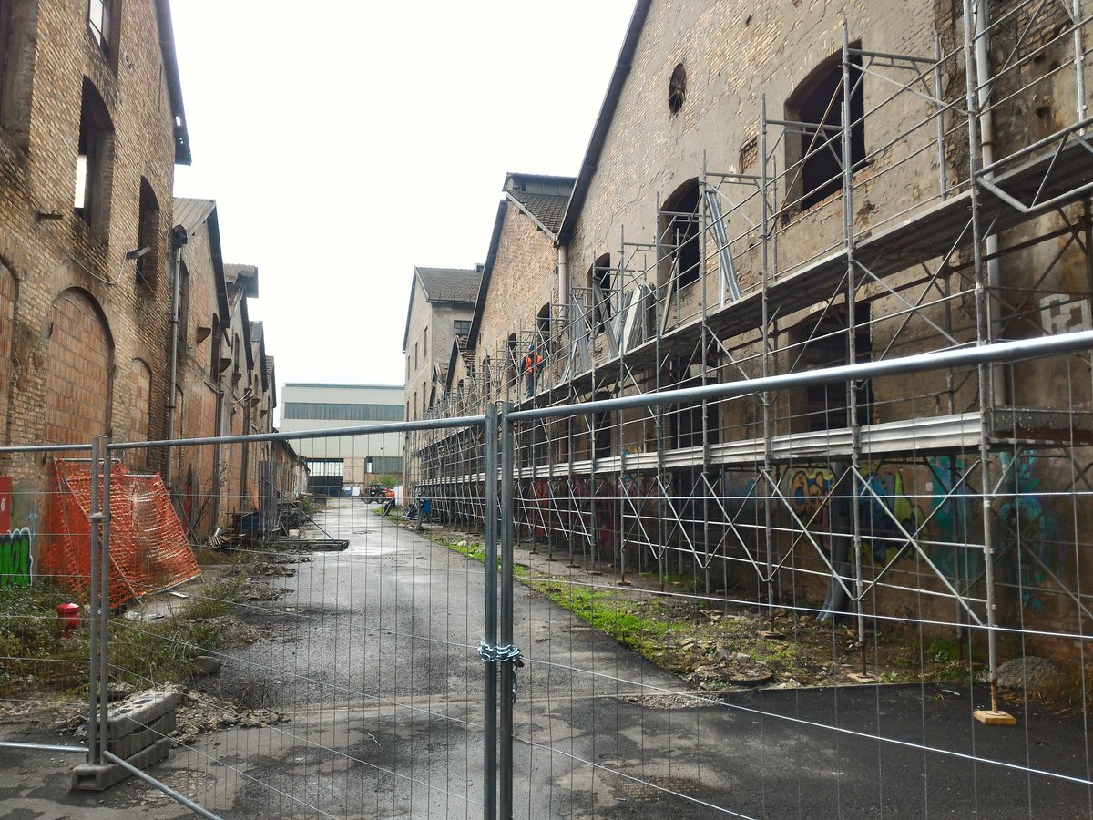 Le impalcature, come un' edera, stanno avvolgendo quello che darà vita al #Capannone17 #C17 #Reggiane tra qualche anno vedremo i risultati #Parcoinnovazione