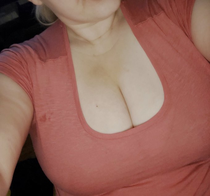 Dont you wanna see? I sell custom pics and vids, come let me please you sugardaddies ;) #sellingpics