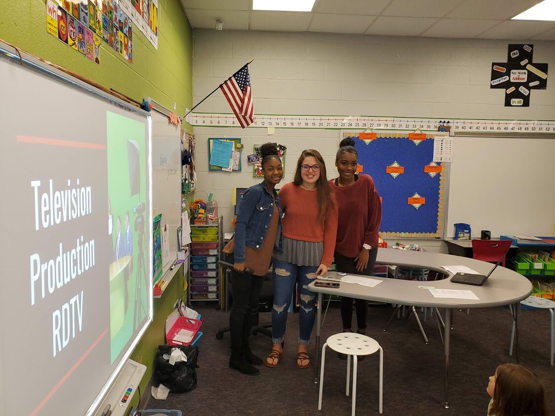 CentralRedDevil's tweet photo. Students from our #CTE Center had the opportunity to share career ideas with students at @LPSbirdiesPC today. 🤘 https://t.co/uvE21dvuPn