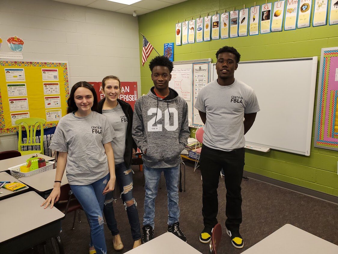 CentralRedDevil's tweet photo. Students from our #CTE Center had the opportunity to share career ideas with students at @LPSbirdiesPC today. 🤘 https://t.co/uvE21dvuPn