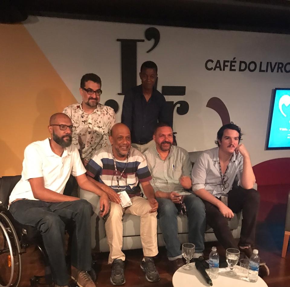 terraleste_'s tweet photo. Mesa linda da Resenha de Bolso aqui na LER.

Carlos Eduardo Pereira [@carlosedpe ]
Julio Silveira
Paulo Lins
Tom Farias
Paulo Scott [@elrodris]

#VemPraLER https://t.co/iAYXb83Ykz
