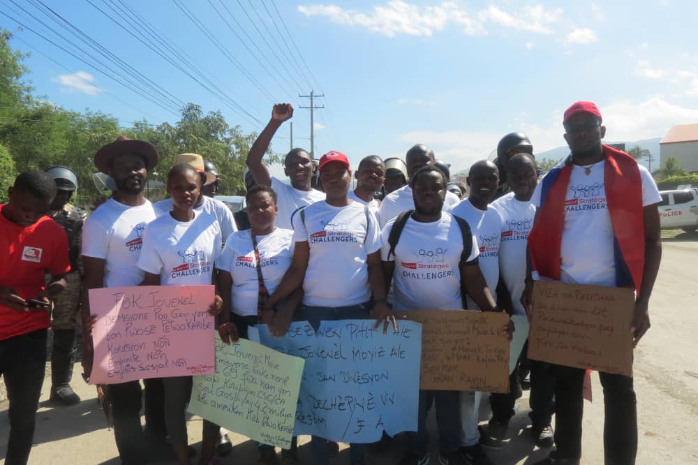 MouvmanE's tweet photo. Petrochallengers #StratègesChallengers yo te prezan douvan @anbasad amerikèn jodi vandredi 22 novanm 2019 la pou kontinye pale pawòl pou byennèt majorite a.
Revandikasyon yo pap chanje:
#ChanjmanSistèm
#Demisyon
#PwosèPetrokaribe
#Prizon
#Restitisyon
#JistisSosyal https://t.co/NbCe0NIqCa
