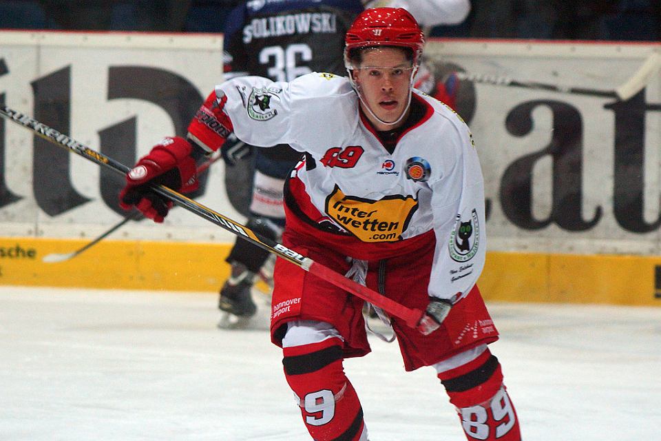 This week's inspirational guest, <a href="/ScottStafford77/">Scott Stafford</a> has 2 Allan Cups w/ <a href="/DundasRealMcCoy/">Dundas Real McCoys</a>, a pro stint in Germany, 4 solid seasons in @GOJHL as well as player/coach with @TburgThunder on his resume; all accomplished with 1 hand! (9 pm <a href="/WightmanTel/">Wightman</a>) podcast: castbox.fm/channel/Hockey…