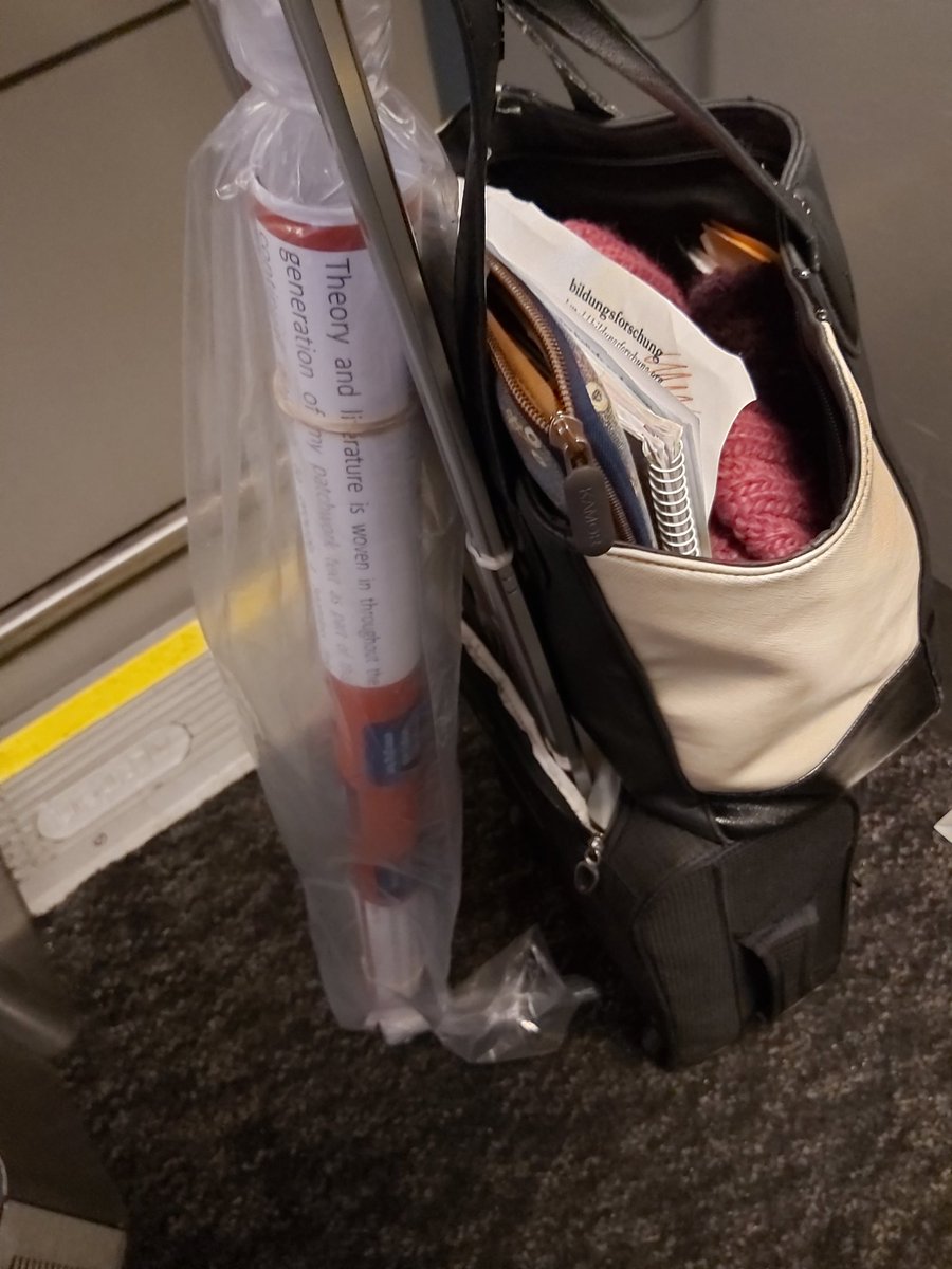 louisehawxwell's tweet image. #ConferenceProblems when your poster is as tall as the rest of your luggage and won&apos;t fit in your bag! 😜😜