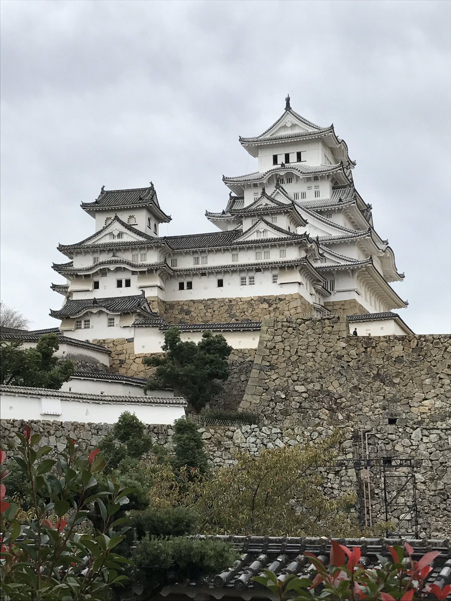 フラちゃん 白鷺の城 姫路城 姫路城は地下1階地上6階の お城なんだけど 3階の折り返し階段の下に厚い板に 覆われた 隠し部屋があるんだ 宮本武蔵 が3年幽閉されたと される隠し部屋 非公開 らしいよ それは初耳だ 姫路城 宮本武蔵 天守閣 フラちゃん 白鷺の城 姫路城 姫路城は地下1階地上6階の お城なんだけど 3階の折り返し階段の下に厚い板に 覆われた 隠し部屋があるんだ 宮本武蔵 が3年幽閉されたと される隠し部屋 非公開 らしいよ それは初耳だ 姫路城 宮本武蔵 天守閣
