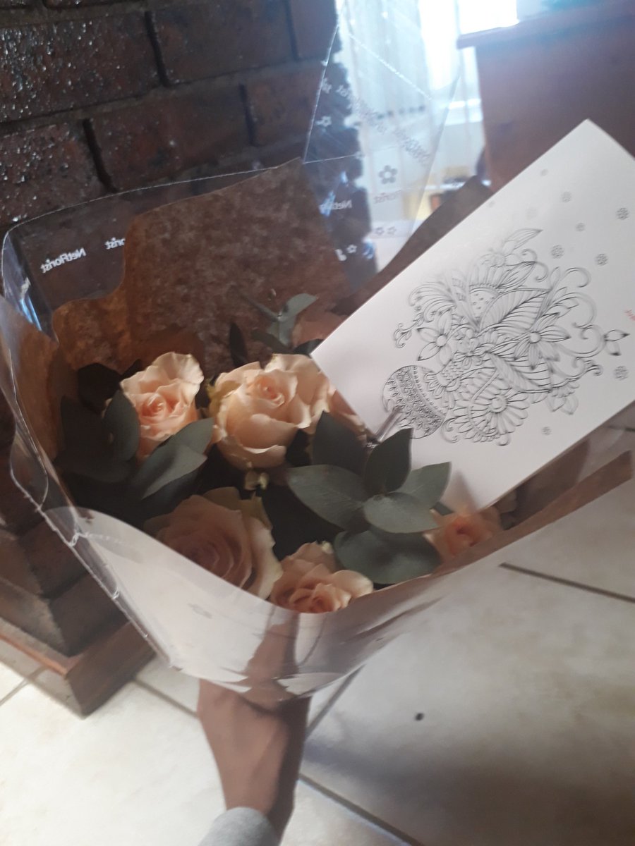 FanGirl_Clique's tweet photo. Mans got flowers and a mug .#iketrendingtopic #BBNaija #Ikeonyema https://t.co/qraNcXebRc