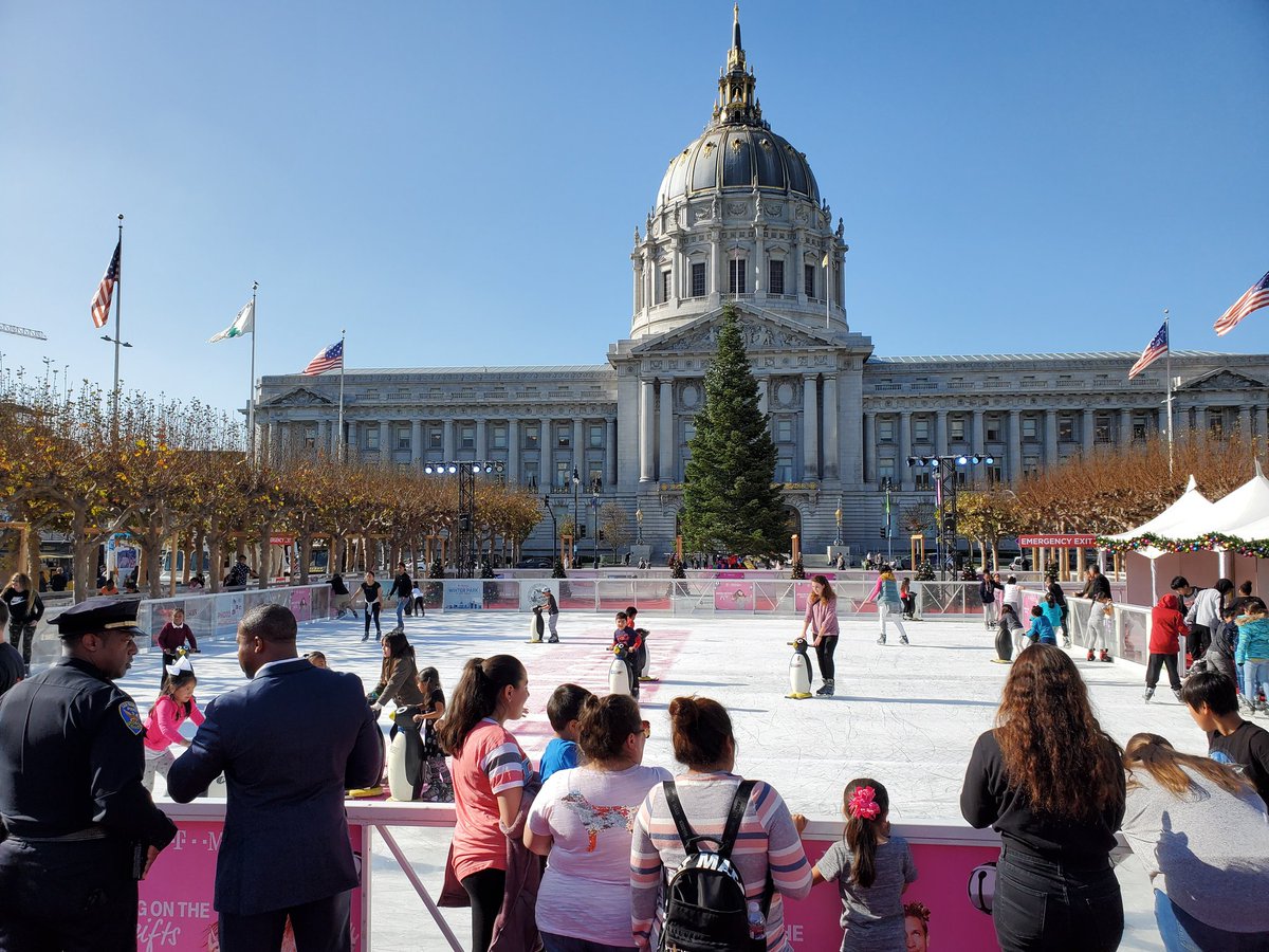 This is how you kick off a #MagentaFriday and Ring In the Merry!!! Yep that's right we have an ice skating rink <a href="/TMOSanFrancisco/">T-Mobile San Francisco</a> 🤾‍♂️🤾‍♀️