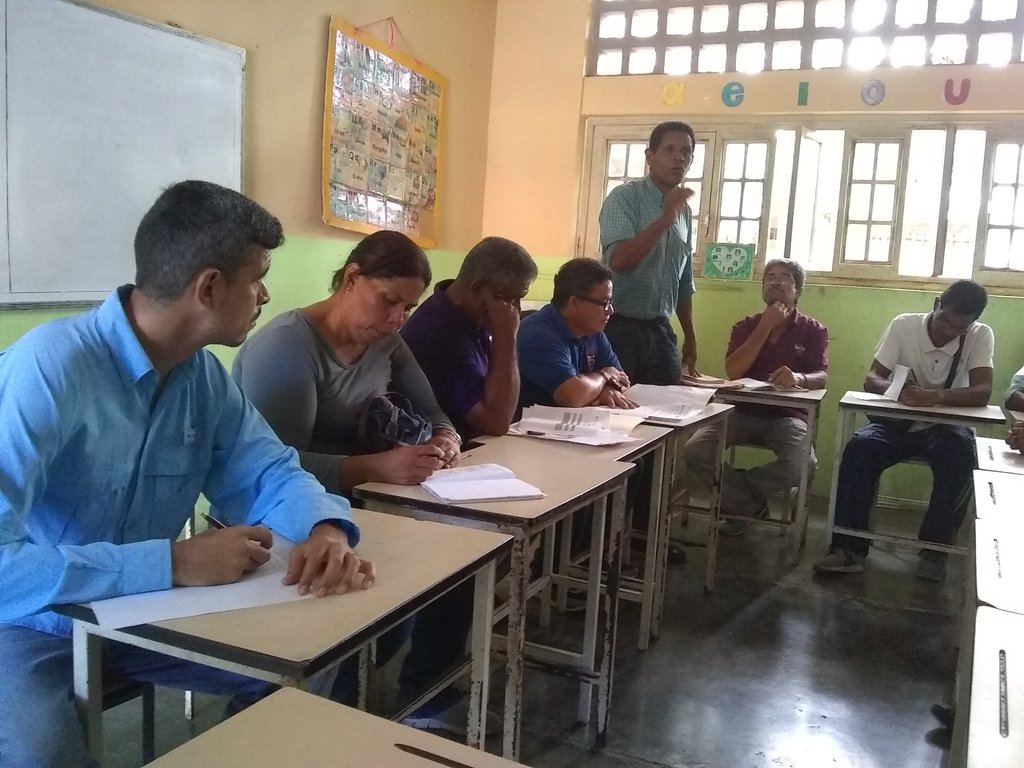 fabi_era's tweet photo. Hoy en la escuela José Joaquín de Olmedo se lleva a cabo el Congreso Nacional de Comunas de Golpe de Timón al Día de Lealtad y Amor a Chávez bajo la dirección del prof José G Muro y Anselmo Castillo @keniaherrera7 @DanteRivasQ @NicolasMaduro https://t.co/VTrsQZ5WPP