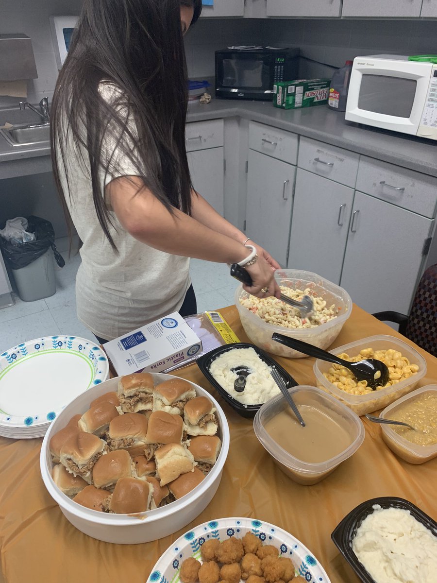 MetaphorVe's tweet photo. November Mixer! We are excited for thanksgiving!!! #HappyThanksgiving #thankful #veinternational @VEInternational @roberts5911 https://t.co/R7zWkSSPWE
