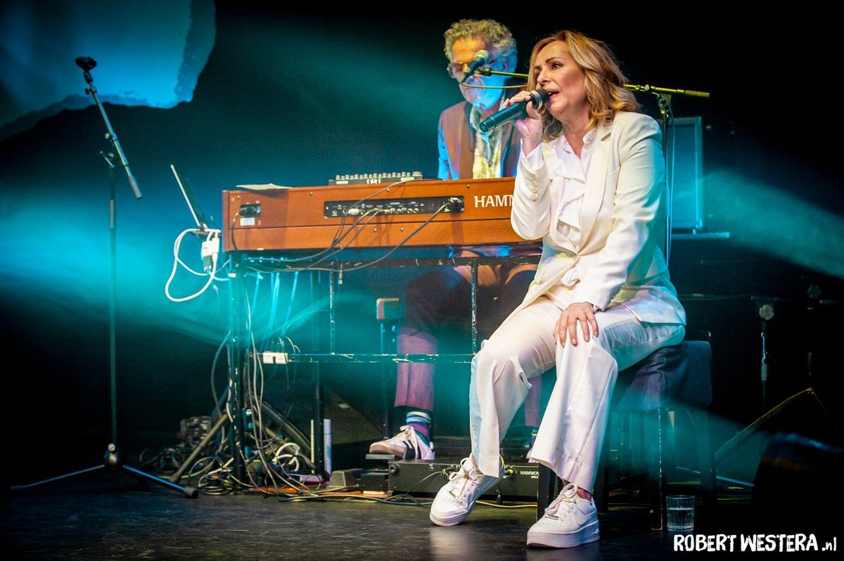 Vanavond was @angelagroothuizen op bezoek in het uitverkochte  @theaterdestoomfabriek. Wat een leuke avond/show.  #angelagroothuizen #theater #theatertour #photography #nikonnl #robertwesterafotografie