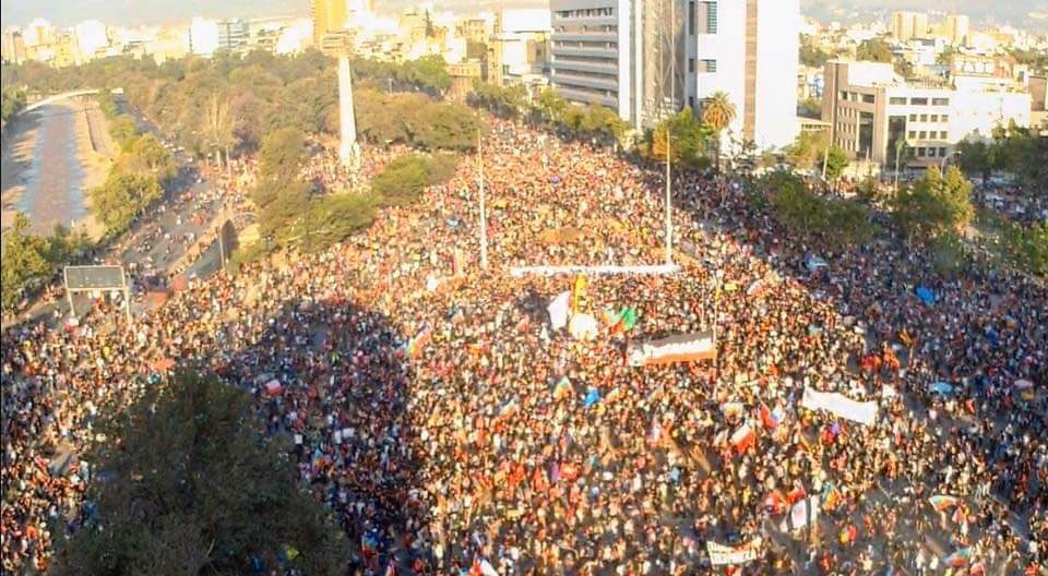 #Chile Wer denkt, in Chile sei nach dem „Friedensabkommen“ der Regierung wieder alles zur „Normalität“ zurückgekehrt, liegt falsch. Heute protestieren wieder Hunderttausende am #PlazaDeLaDignidad für einen tiefgründigen Wandel und für den Rücktritt der Regierung von #Piñera.