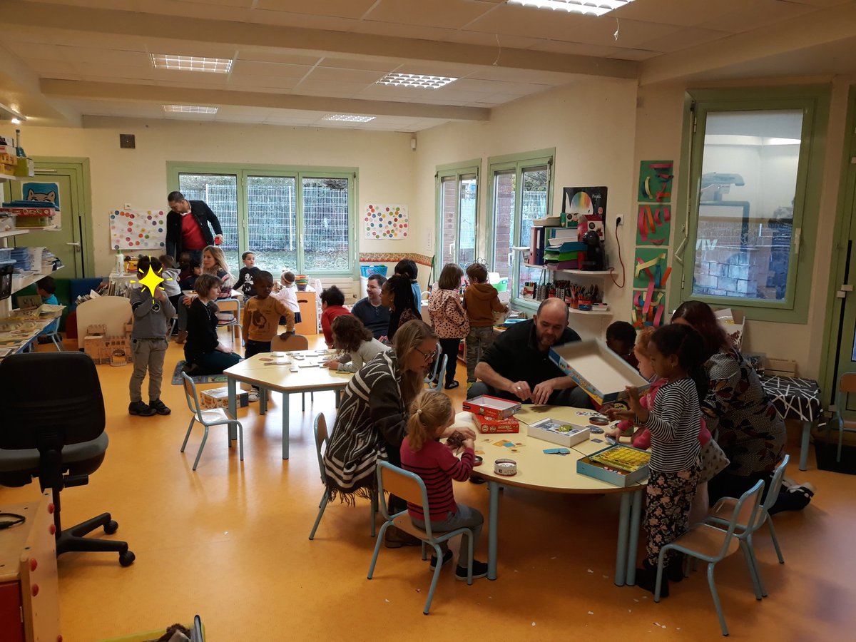 ICordaillat's tweet photo. La #15aineageem c'est aussi faire que les familles se rencontrent, discutent, partagent et créent du lien! 14 parents ce matin autour des jeux de société, de postures de yoga et d'une tasse de café! #ageemsection78 #ageem_national https://t.co/OCeDB4Gxo5