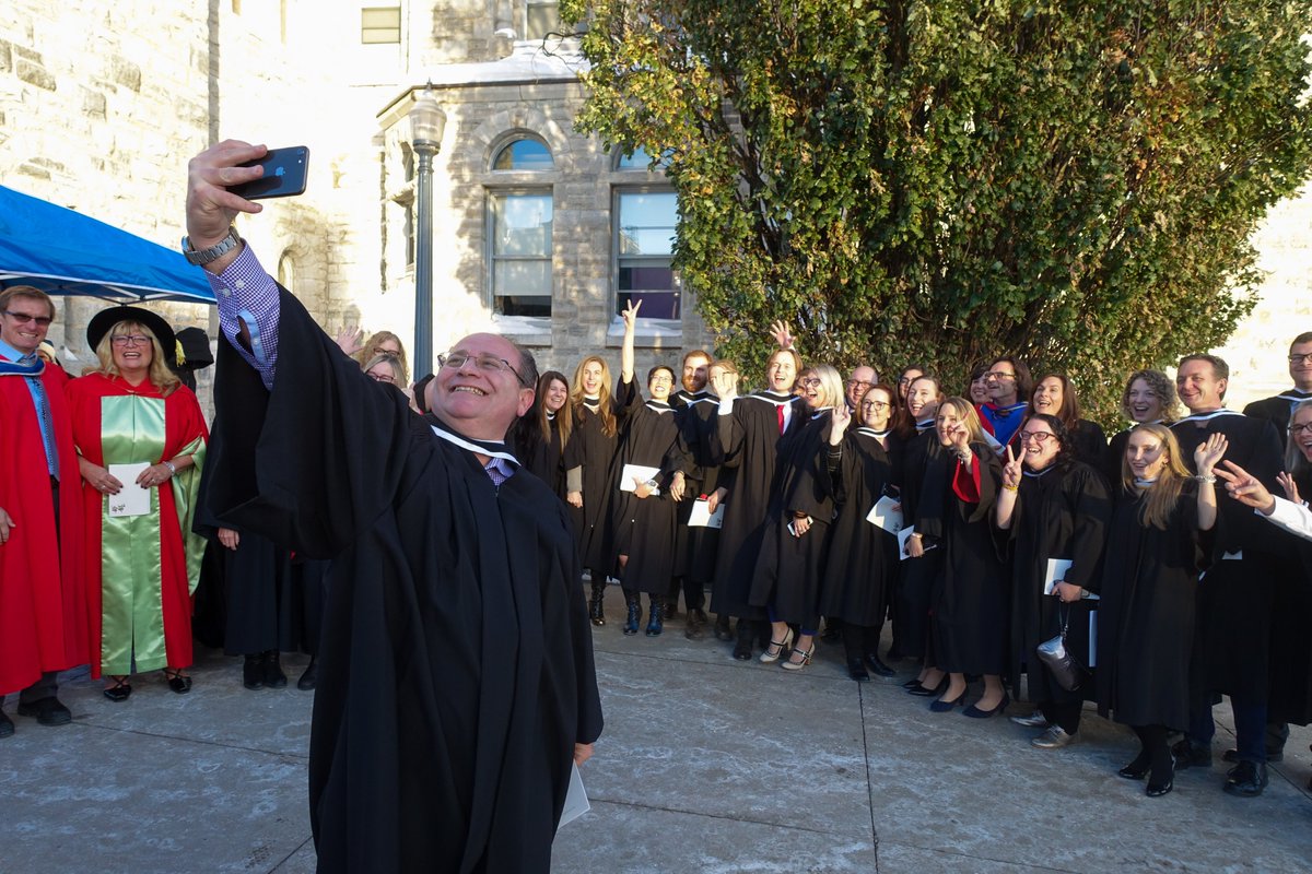 QueensuHQ's tweet photo. We're closing out the work week with another moment from last week's convocation that made us smile. Congrats again to our #MScHQ Class of '19. We're proud to call you #HQalumni &amp; we can't wait to see what you do next! #queensu #hqprograms #QGrads2019 @KTerna https://t.co/nqdfgaosDd