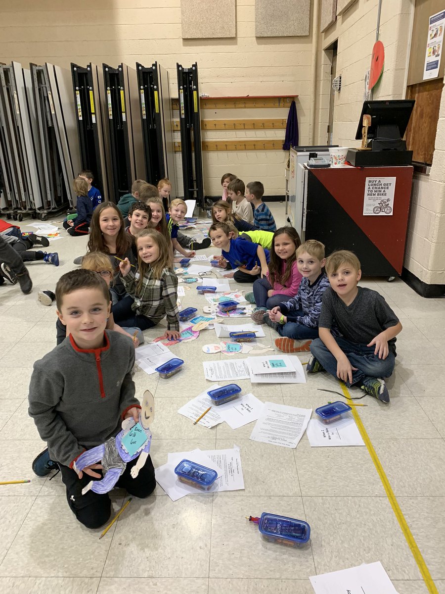 Jennife07654099's tweet photo. Sand babies 2019 was a success!   Great volunteers!   Thanks also to Covia for donating the sand! #WeAreChardon #Munson #firstgrade https://t.co/QXRTl3GbMZ