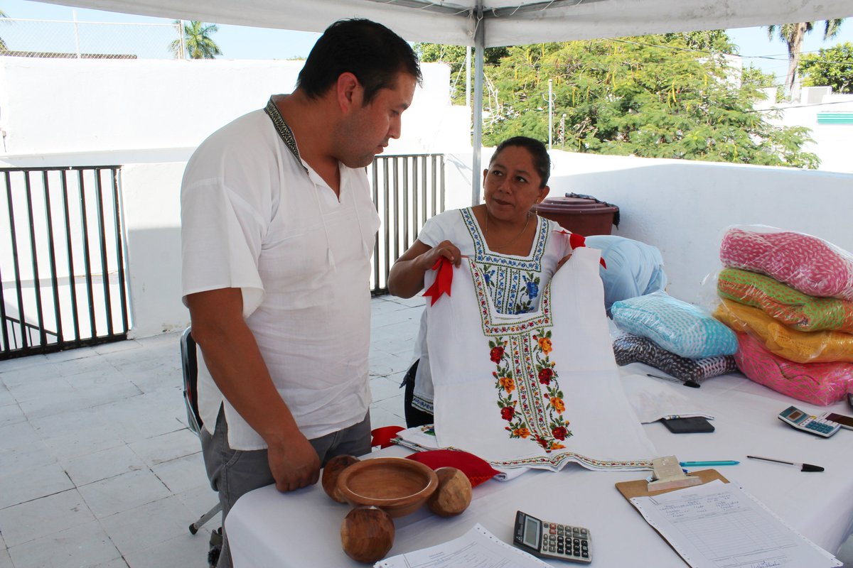 CAEYYucatan's tweet photo. Invitamos a las y los artesanos para comercializar sus creaciones y promover su trabajo artesanal ante el Fondo Nacional para el Fomento de las Artesanías, se promoverán en sus tiendas a nivel nacional e internacional a través del programa Acopio Artesanal 2019. #CAEY #Artesanías https://t.co/iGpbSsRDYg
