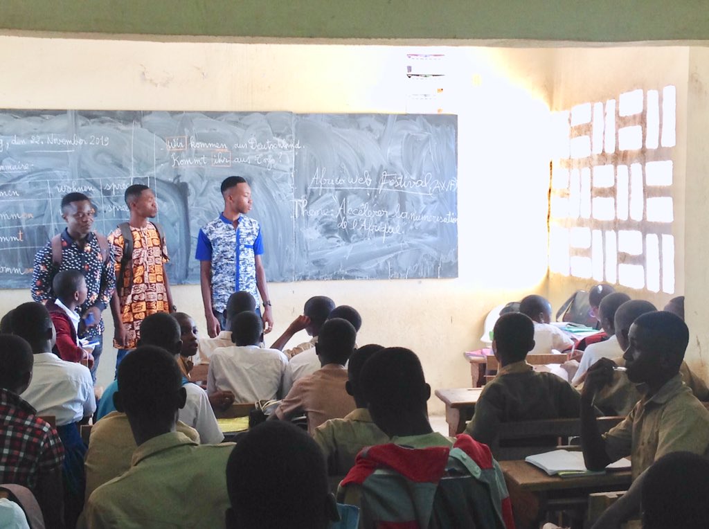 BitAmbassador's tweet photo. Deuxième journée de l’Africa Web Festival dans la région du Gbêkè(Bouaké).
Présentation de l’AWF et formation des élèves du collège sainte famille de Bouaké sur l’importance du numérique pour le développement de l’Afrique @ambassadorAWF #Bouake https://t.co/qVkmxfBwmW