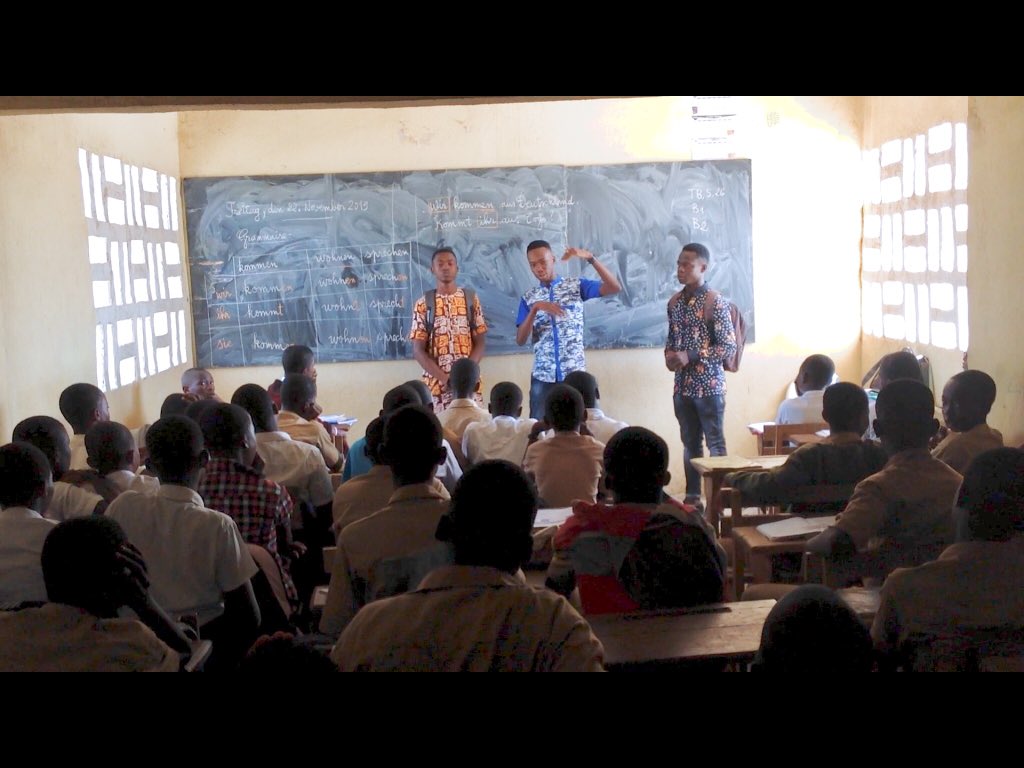 BitAmbassador's tweet photo. Deuxième journée de l’Africa Web Festival dans la région du Gbêkè(Bouaké).
Présentation de l’AWF et formation des élèves du collège sainte famille de Bouaké sur l’importance du numérique pour le développement de l’Afrique @ambassadorAWF #Bouake https://t.co/qVkmxfBwmW