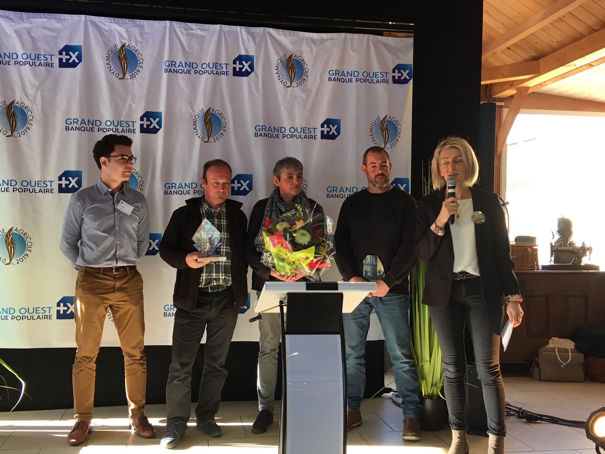 Remise du prix de la dynamique agricole Sarthe par <a href="/bpgrandouest/">Banque Populaire Grand Ouest</a>  à Earl des Courbeton <a href="/PatriceRiaute/">Riaute Patrice</a> et La Jaluere (famille Fortin). Toujours fière de mettre à l’honneur des agriculteurs et agricultrices motivés et passionnés #lapassionduterrain #teamagri72 #teamAgriBPGO