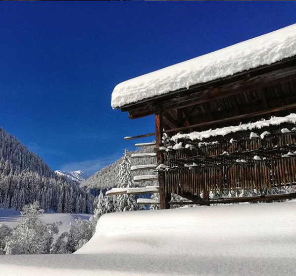 gorgeous_pix's tweet image. Snowy cabin in the Rockies. From u/vikingcouchsurfer on Reddit #snowycabin #rockies #winter