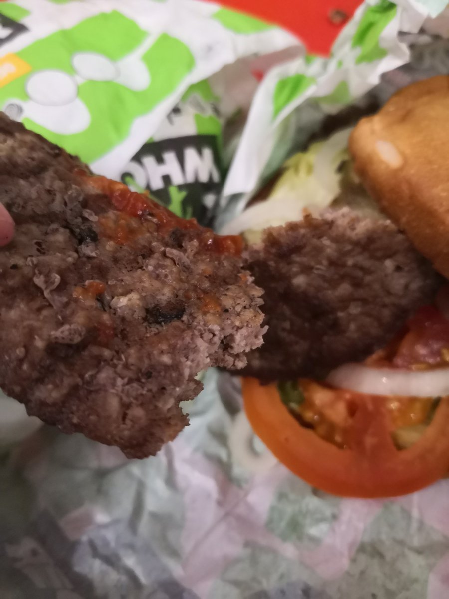 jaramar's tweet photo. Fui al @BurgerKing @BurgerKingEsp a pedir 2 rebel whopper y resulta que me la hacen con carne animal. 6 años sin comer animales y va y pasa esto. ¡Qué p* indignación! https://t.co/pAvgVuniVK