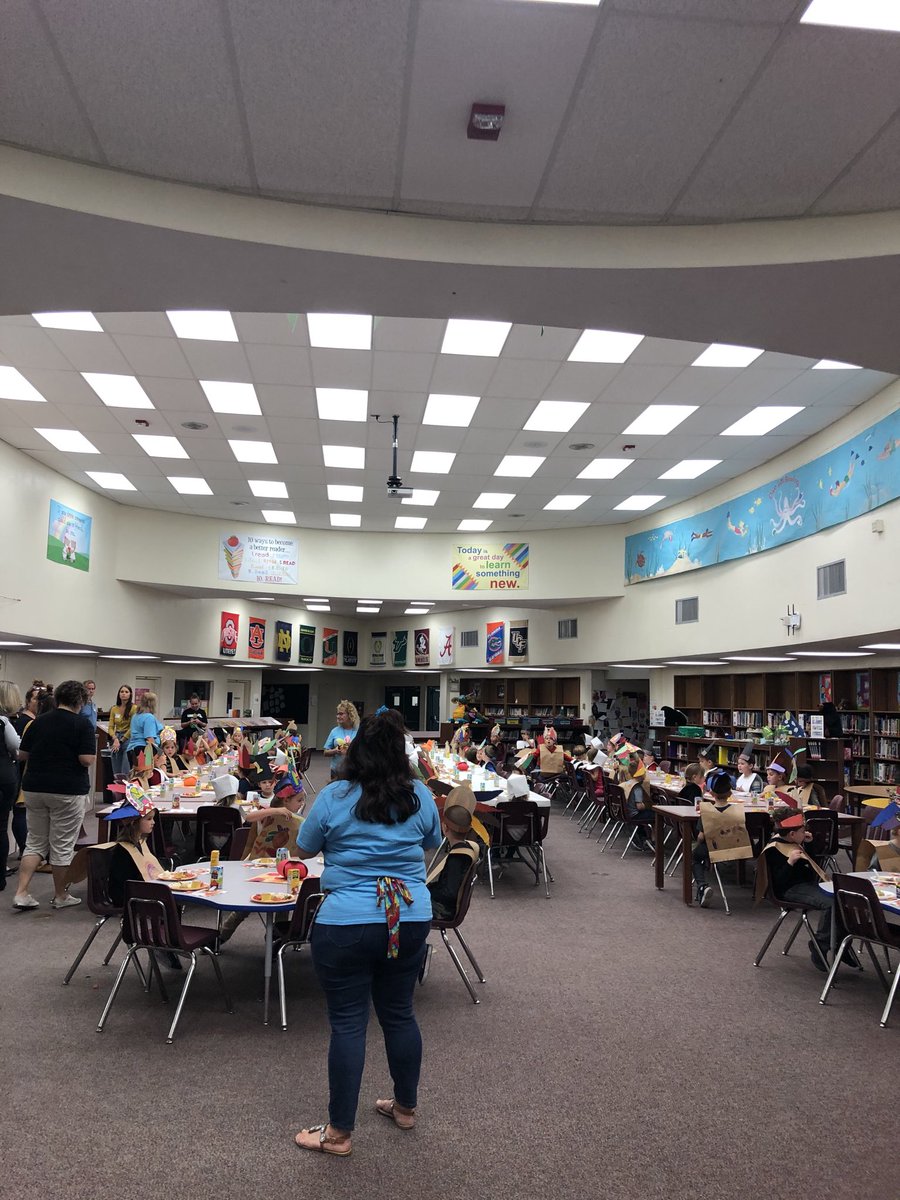 Mrs_Tonello's tweet photo. Fabulous Thanksgiving meal with kindergarten! #CourageousCubs #GratefulAP @POEKPOE https://t.co/gU62PxlHYu