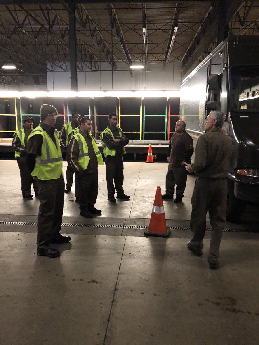 Re-Focus Friday...Wilpa CHSP Co-Chair Dave Breuning and Antonio Gigliotti go through backing and use of Mirrors with our recently graduated Intergrad Students!!! 🖱🚛🚚@carr @CHSPKelley @scorp116 @UPSsafetyguy74 @Antonio96380379