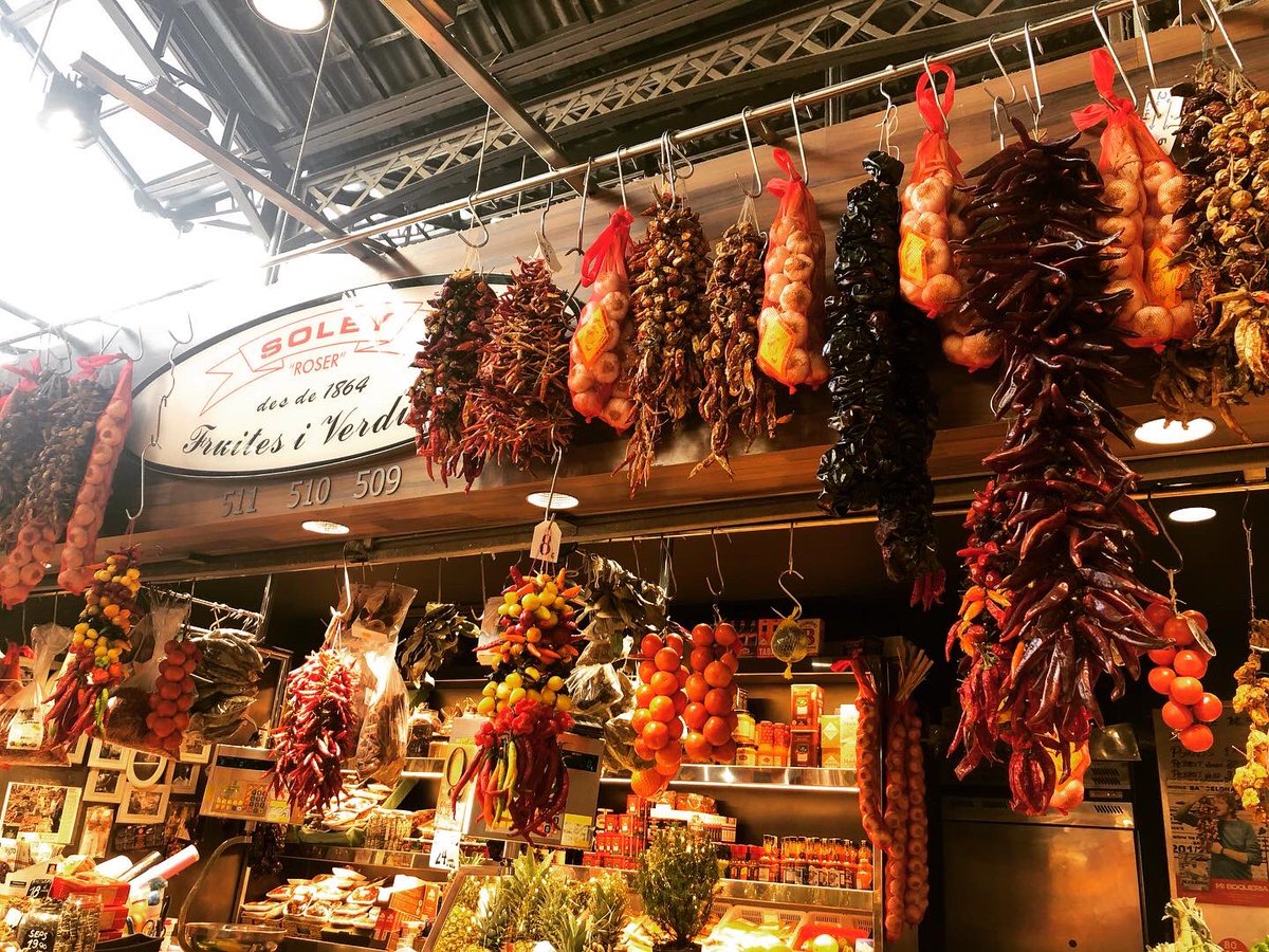 📍Marché de la Boqueria
Ses jus de fruits frais, ses épices et piments, ses jambons, ses empenadas... le tout à déguster sur place ou à emporter! #Barcelona #Spain #holiday #market #oneofthebest #Catalogne #incontournable
